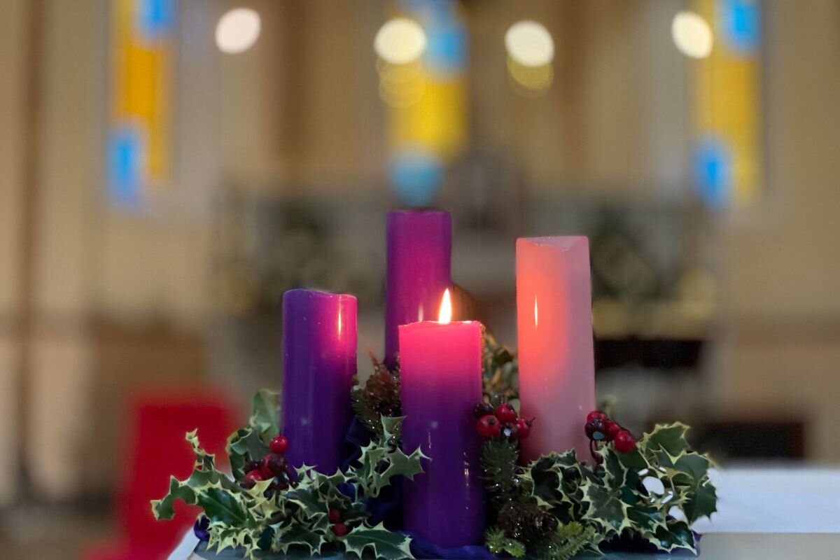 Lila és rózsaszín gyertya, fűzfakoszorú - az adventi gyertyák hagyományos üzenete