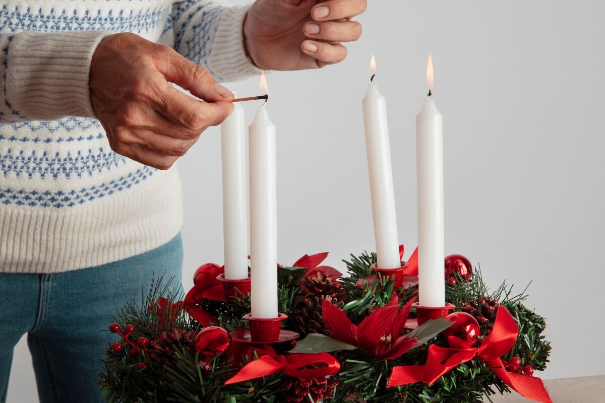 Mit szimbolizál az adventi koszorún a negyedik gyertya?